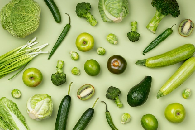 Foto grátis legumes e frutas verdes plana leigos