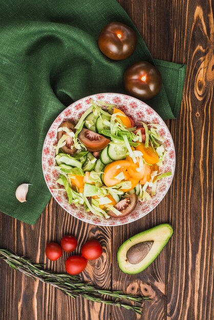 Legumes e guardanapo perto de salada