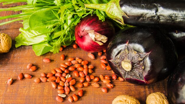 Legumes e nozes na mesa de madeira