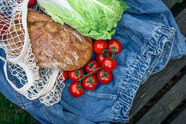 Legumes e pão em um conceito de piquenique de sacola de compras