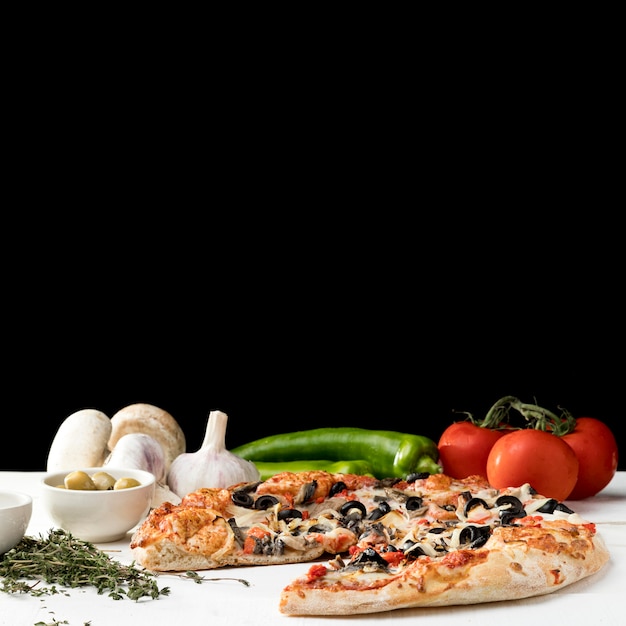 Foto grátis legumes e pizza na mesa