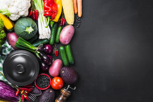 Foto grátis legumes e utensílios de cozinha