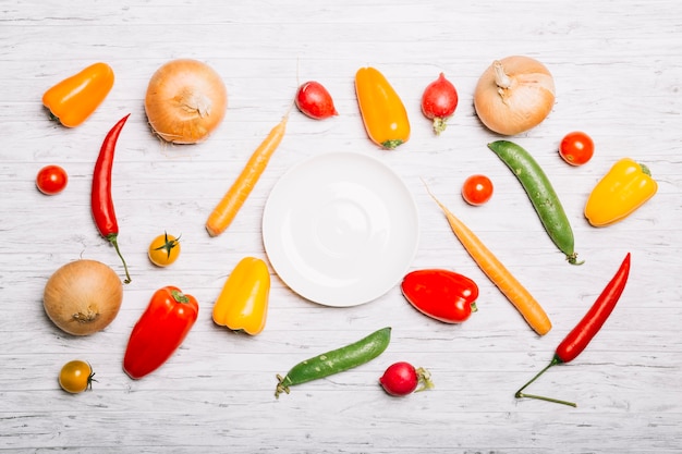 Foto grátis legumes em volta do prato