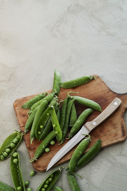 Legumes. Ervilhas na mesa