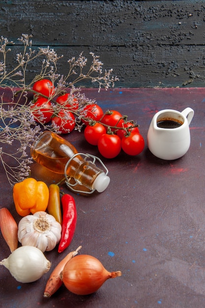 Legumes frescos com azeite de oliva no espaço escuro de vista frontal