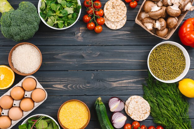 Legumes frescos com espaço para escrever o texto na mesa de madeira