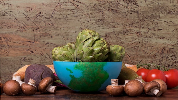 Legumes frescos com tigela azul