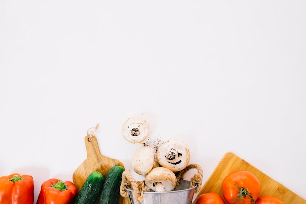 Foto grátis legumes frescos e espaço no topo