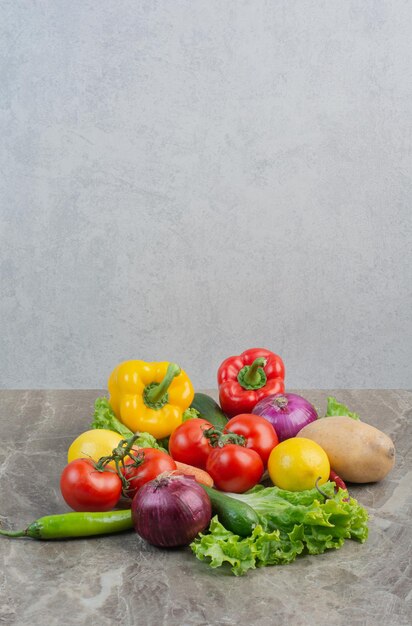 legumes frescos em fundo de mármore. Foto de alta qualidade