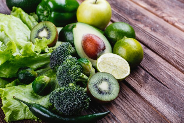 Legumes frescos, frutas e hortaliças. Vida saudável e comida.