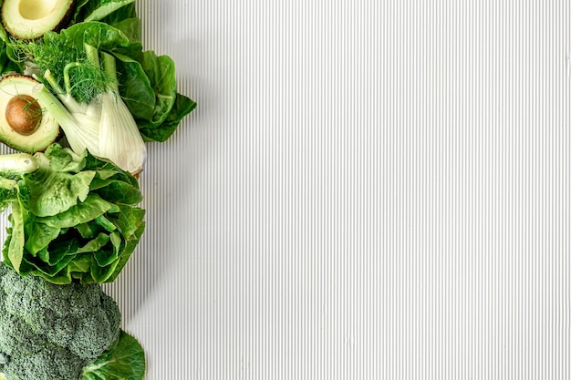 Legumes frescos orgânicos na postura plana de fundo branco