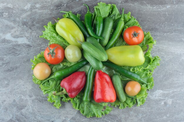 Legumes frescos sazonais em superfície cinza