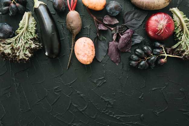 Foto grátis legumes no fundo da casca de gesso