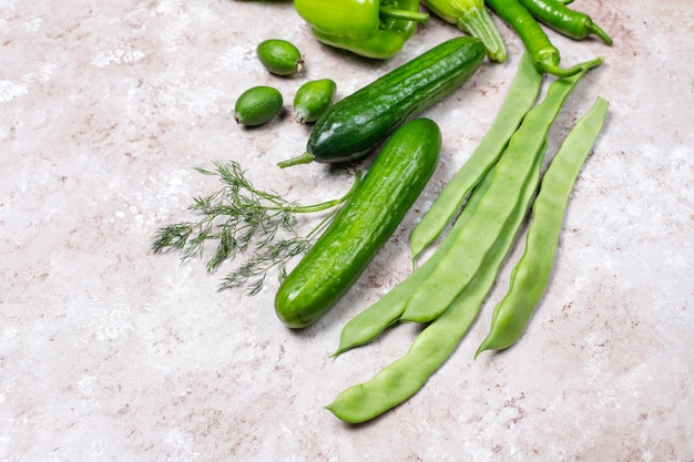 Legumes verdes frescos na superfície de concreto