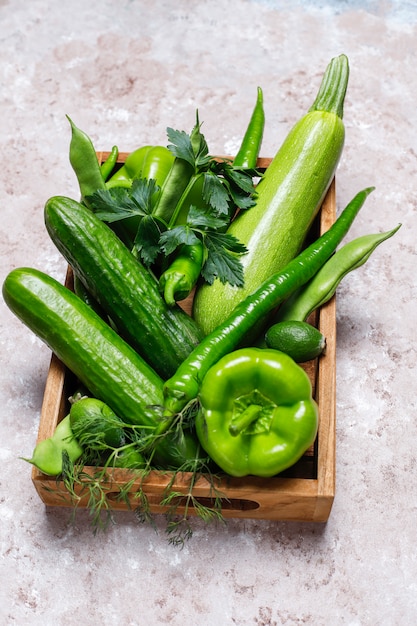 Legumes verdes frescos na superfície de concreto