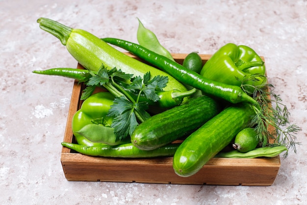 Legumes verdes frescos na superfície de concreto