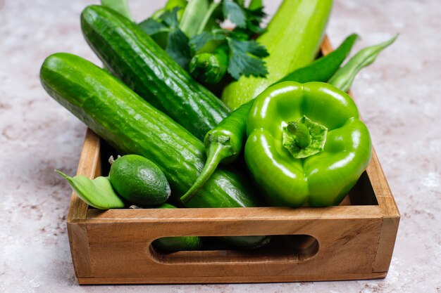 Legumes verdes frescos na superfície de concreto