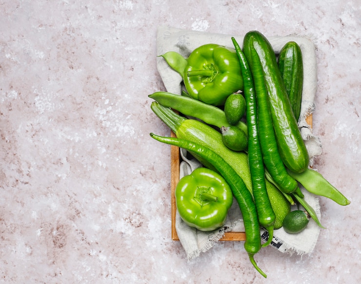 Foto grátis legumes verdes frescos na superfície de concreto