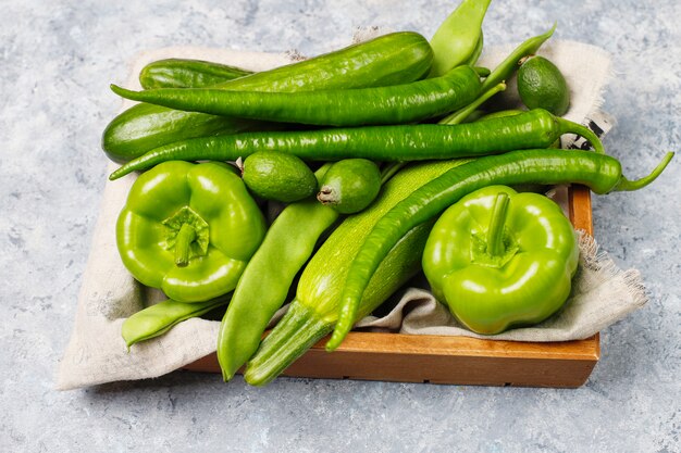 Legumes verdes frescos na superfície de concreto