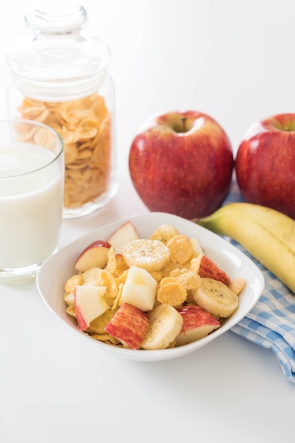 Foto grátis leite, maçã, banana e cereais