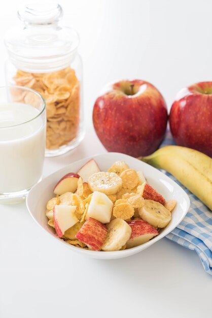 Leite, maçã, banana e cereais