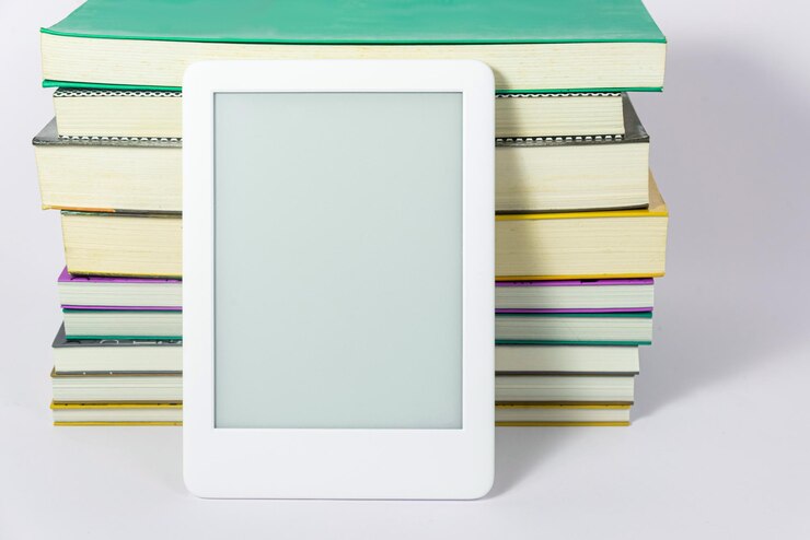 Foto grátis leitor de ebook ao lado de livros de papel
