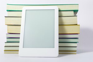 Leitor de ebook ao lado de livros de papel
