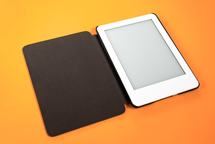 Foto grátis leitor de ebook sobre fundo amarelo