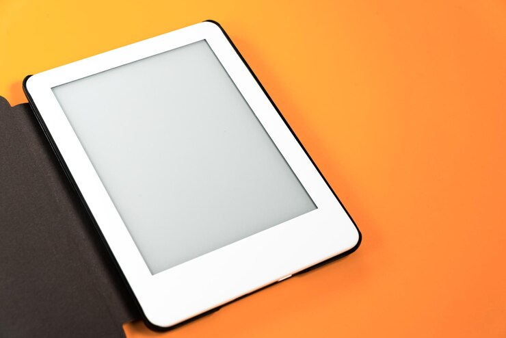 Foto grátis leitor de ebook sobre fundo amarelo