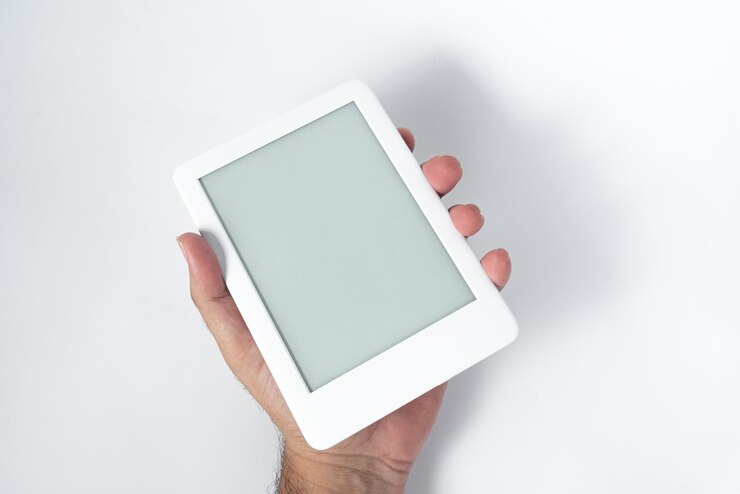 Foto grátis leitor de ebook sobre fundo branco isolado sendo segurado por uma mão masculina