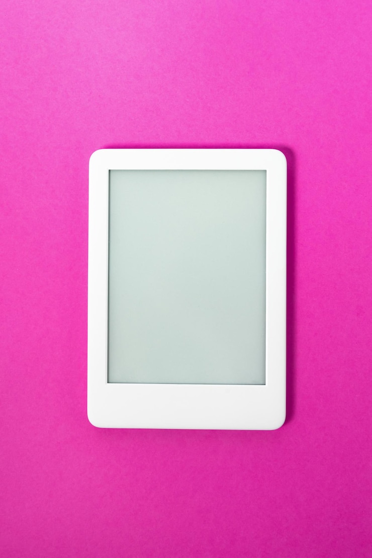 Foto grátis leitor de ebook sobre fundo rosa