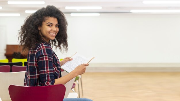 Foto grátis leitura de adolescente de cópia-espaço