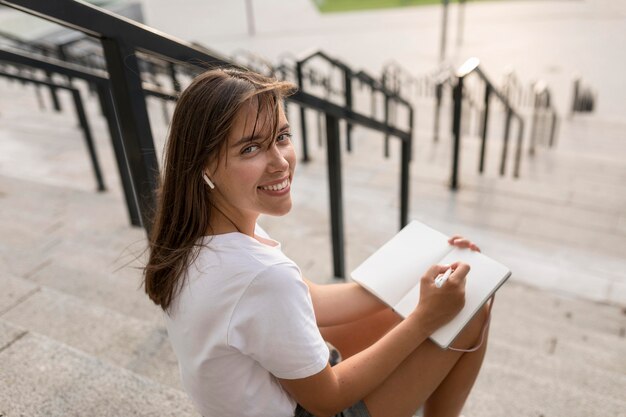 Leitura de alto ângulo mulher sorridente