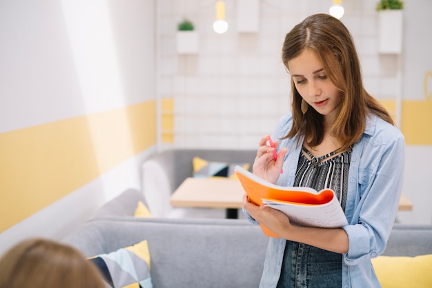 Foto grátis leitura de estudantes do caderno