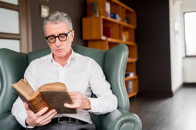 Foto grátis leitura de homem de negócios idosos