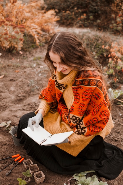 Foto grátis leitura de jardineiro