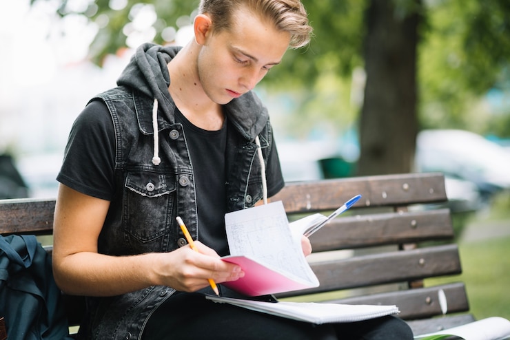 Foto grátis leitura de leitura de estudantes sérios