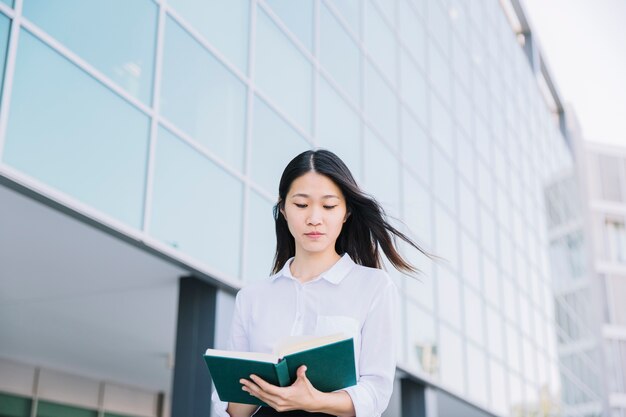 Leitura de mulher de negócios