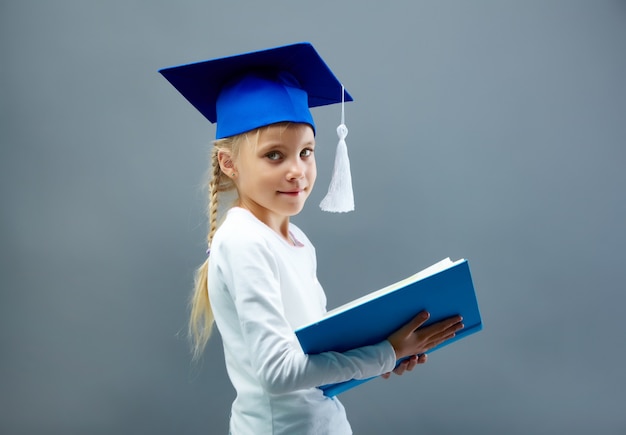 Foto grátis leitura de pé menina esperta