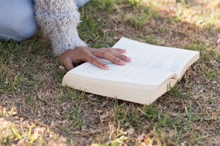 Foto grátis leitura, livro, chão