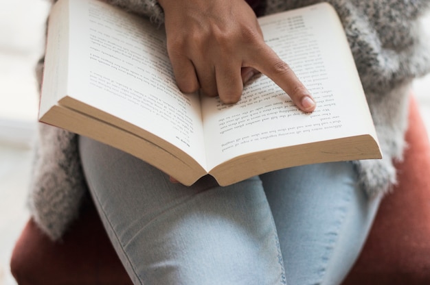 Foto grátis leitura, menina, sentando, cadeira