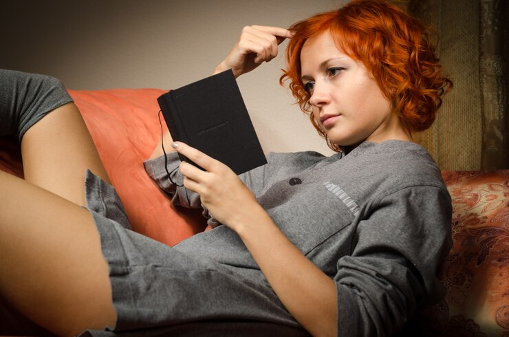Foto grátis leitura mulher vermelha