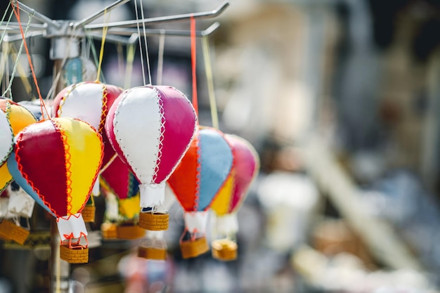 Lembranças de balões de ar quente artesanais no mercado turco