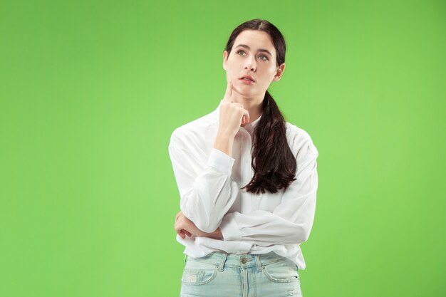 Lembre-se de tudo. deixe-me pensar. conceito de dúvida. mulher duvidosa e pensativa se lembrando de algo. mulher jovem e emocional. emoções humanas, conceito de expressão facial