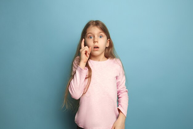 Lembre-se de tudo. Menina adolescente em um azul. Expressões faciais e conceito de emoções de pessoas