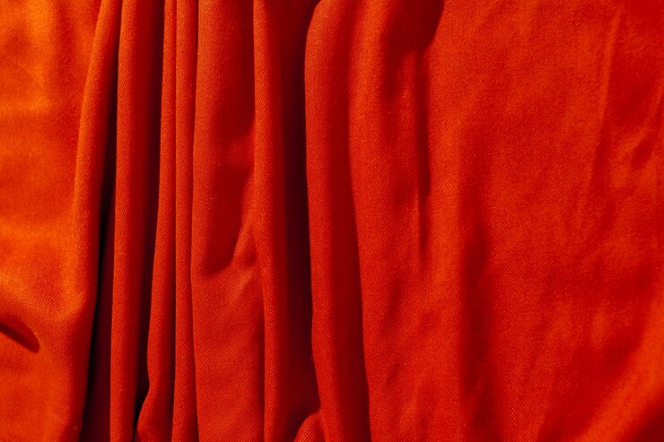 Foto grátis lenço vermelho sobre fundo de mesa de madeira preta