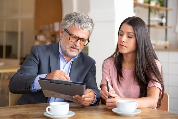 Lendo, analisando e explicando documentos com confiança para clientes do sexo feminino