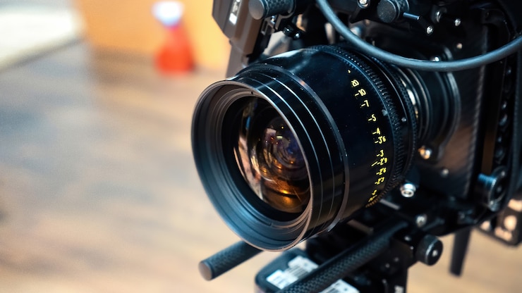 Foto grátis lente de câmera de cinema profissional em um cenário de cinema
