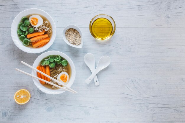 Óleo e especiarias perto de sopa de macarrão