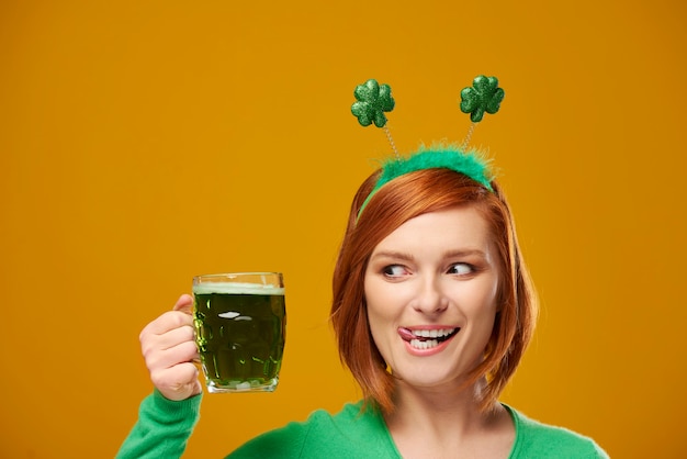 Foto grátis leprechaun brincalhão com cerveja verde